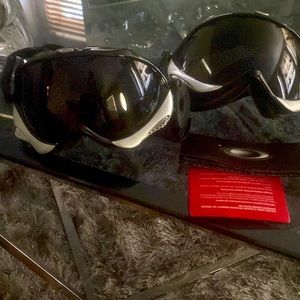 Black and sliver snow goggles